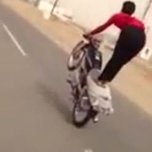 شاب سعودي كاد أن يفقد حياته بحركة استعراضية بدراجته النارية  
