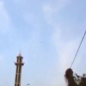 بالفيديو: مؤذن يصرخ بعد مشاهدته للجراد "انظروا إلى السماء وشاهدوا قدرة الله" 