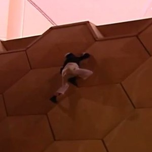  بالفيديو: سقوط مؤلم لمشجع سعودي بعد محاولته تسلق جدار ستاد الملك فهد لحضور مباراة الهلال والنصر 