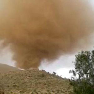 في اليمن..إعصار من التراب يدمر عدداً من المنازل  