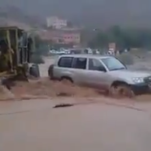 بالفيديو شاهد لحظة إنقاذ مجموعة من السياح الأجانب داهمتهم السيول بالمغرب 