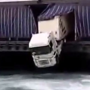 فيديو طريف: شاحنة تنزلق وتتدلى من مؤخرة السفينة نحو المياه 