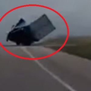سائق شاحنة ماهر يمنع انقلاب شاحنته بسبب الرياح بحركة واحدة 
