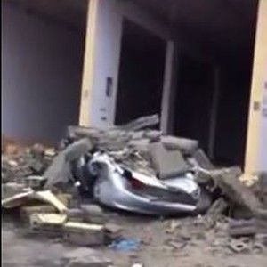 بالفيديو: عاصفة الرياض تسبب بانهيار واجهة مبنى وتُدمر عدد من السيارات 