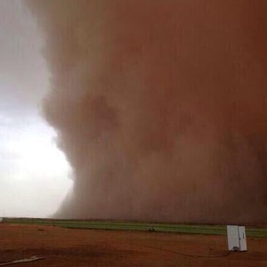 بالصور: عاصفة رملية قوية تجتاح القصيم 