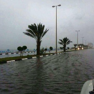  الأمطار الغزيرة تنهمر بعد طول انقطاع على أجزاء من مدينة جدة  