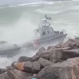 شاهد كيف تلاعب الرياح القوية و الأمواج العاتية بقارب لخفر السواحل الإماراتي 