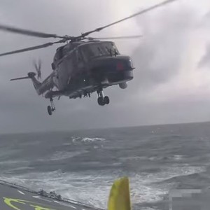 هبوط صعب لطائرة مروحية على متن حاملة الطائرات وسط تلاطم الأمواج  