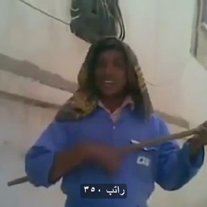 عامل نظافة في السعودية يشكي مُعاناته بطريقة طريفة 