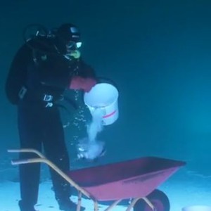 بالفيديو : مغامرون يصطادون السمك تحت جليد فنلندا .. إقلب الشاشة لتفهم الفيديو 