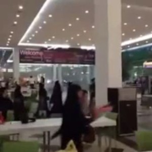 رعب وهلع وهروب جماعي من مكة مول بعد إنهيار سقفه بسبب أمطار الخميس 