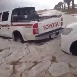 بالفيديو: سيارات عالقة وسط البرد في طبرجل 