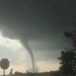 اعصار قمعي مُدمر يضرب مدينة اسطنبول 