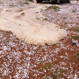 شاهد الأجواء الماطرة والعاصفة البردية التي ضربت أجزاء من منطقة حائل عصر الأحد 