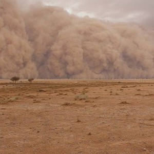 عواصف رملية وأمطار نادرة تضرب محافظة رفحاء 