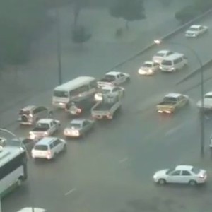 بالفيديو: ارباك شديد بحركة السير في الكويت نتيجة الامطار 