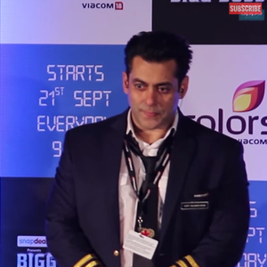 شاهد ماذا فعل المُمثل "سلمان خان" عندما رُفع الاذان وهو على خشبة المسرح !؟ 