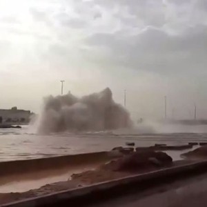انفجار انبوب مياه يغرق شارع جابر الصباح في العاصمة الرياض