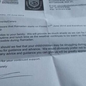 صاعقة رعدية تُجبر لاعب بيسبول على القفز من مقعده بطريقة مُضحكة .. شاهد عند الثانية 5 