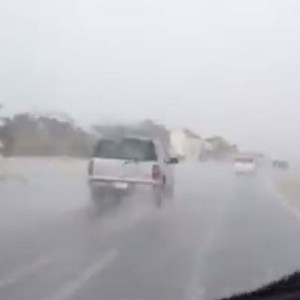 شاهد قوة الهطولات المطرية في خليج السلمان بجدة 