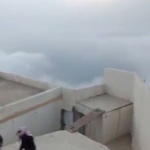 عائلة سعودية تفطر فوق السحاب في مشهدٍ لا يوصف 