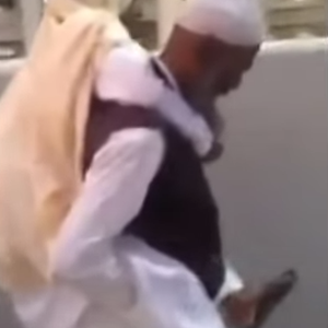 حاج باكستاني يُشعل مواقع التواصل الإجتماعي بحمله لوالدته لرمي الجمرات 