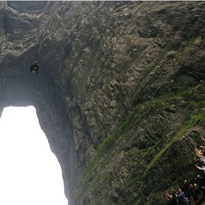 بالفيديو: قفرة مجنونة من مغامر أمريكي في حفرة عميقة بين جبلين 