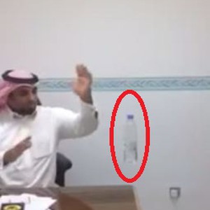 شاب سعودي بقوى خارقة .. يرفع زجاجة الماء في الهواء دون لمسها