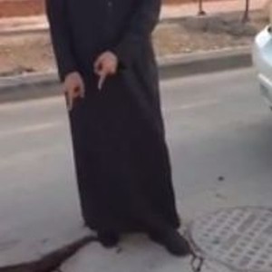 بالفيديو : مواطن غاضب بعد ان سقطت سيارته بقوة في احدى حفر أمطار الرياض