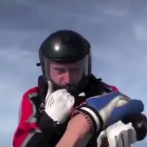 بالفيديو: مظلي في موقف خطير بعد ان فقد وعية بالهواء على ارتفاع 12500 قدم