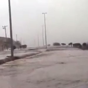 تحذير وبالفيديو: سيول جارفة تجتاح بعض طرق الطائف 