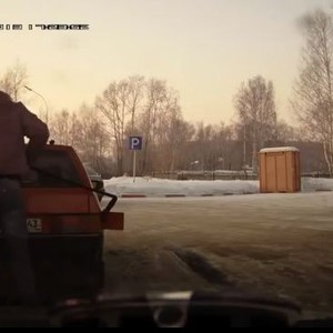 فيديو مضحك: رجل روسي يستصعب تشغيل السيارة و لكنه يستسهل حملها في محطة الوقود