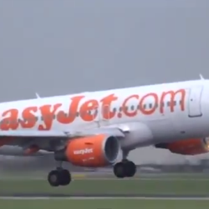 الرياح الشديدة تحرف الطائرة و تُجبرها على إلغاء الهبوط في اللحظة الأخيرة  