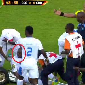 سيارة إسعاف تصدم لاعب كرة مصاب جاءت لإسعافه وسط الملعب 