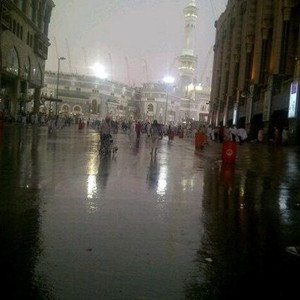  أمطار غزيرة مصحوبة بزخات البرد تتساقط على مكة المكرمة