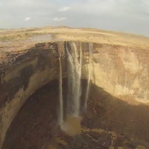 شاهد ظهور أكبر شلالات موسمية في السعودية بمنطقة المدينة المنورة بتصوير من الطائرة