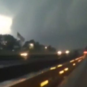 عاصفة رعدية خطيرة تقلب النهار ليلاً في أقل من دقيقة 