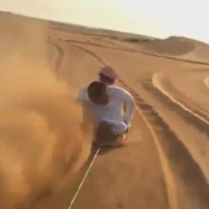بالفيديو: سعوديان ارادا التزلج على الرمال .. فأخذا حماماً رملياً لن ينسوه أبداً 