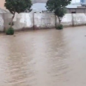 من جديد: لسيول تشق طريقها بين المنازل بمكة بعد أمطار الإثنين 