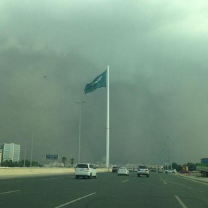 موجة مفاجئة من الغبار والأمطار تؤثر على مدينة جدة 