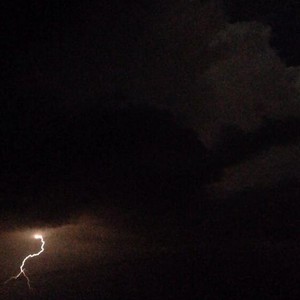 بالصور: شاهد كيف انارت البروق سماء الاجزاء الشرقية من مدينة الطائف