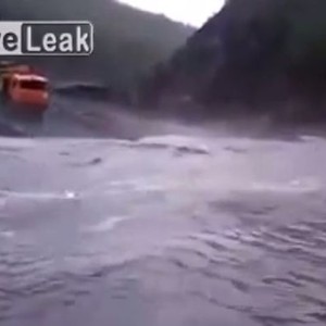 قمة التهور: سائق شاحنة يعبر السيل بطريقة جنونية 