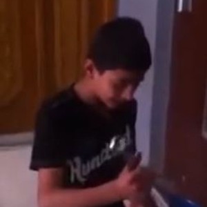 طفل لبناني يبيع الغاز ويصدم الجميع بجمال صوته بقراءة القرآن 