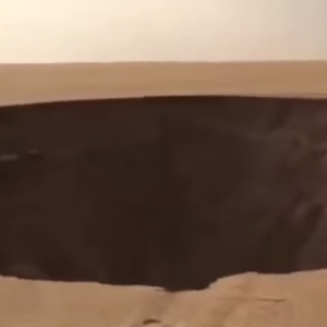 بعد الأمطار: الأرض تنخسف وتشكل حفرة عميقة بصحراء الهجرة 