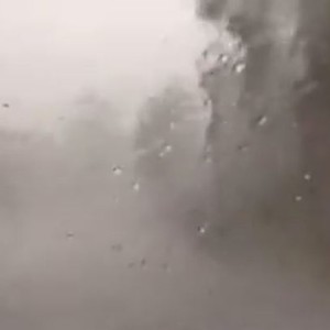 بالفيديو: هطولات مطرية وبردية قوية تضرب اجزاء من الطائف 