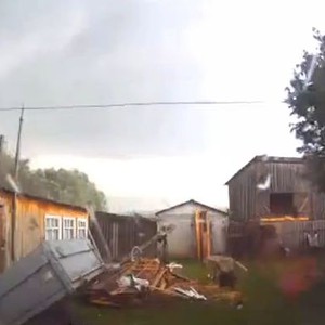 شاهد كيف دمر الإعصار هذه المنطقة خلال دقيقة واحدة فقط