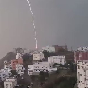 شاهد لحظات ضرب الصواعق للمنازل جنوب السعودية فارضةً حظراً للتجول 