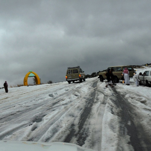 سحابة رعدية تُلبس شمال الطائف الحُلّة البيضاء