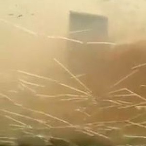 بردية قوية تُهشم السيارات في إحدى ضواحي الرياض 