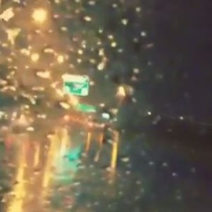 بالفيديو: بعد طول انتظار .. أمطار الخير تبهج أجواء الرياض 